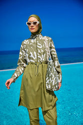Burkini Modest Swimwear Set olivgrün mit weißer Aufschrift - 4-teiliges muslimisches Badeanzug Set von Riva Mera by Marina