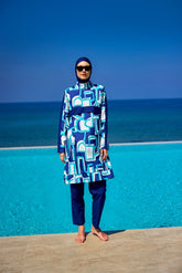 "Burkini Modest Swimwear Set mit blauen Motiven und marineblauer Schwimmhose - 4-teiliges muslimisches Badeanzug Set von Riva Mera by Marina