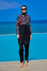 Burkini Modest Swimwear Set schwarz mit bunter Aufschrift - 4-teiliges muslimisches Badeanzug Set von Riva Mera by Marina