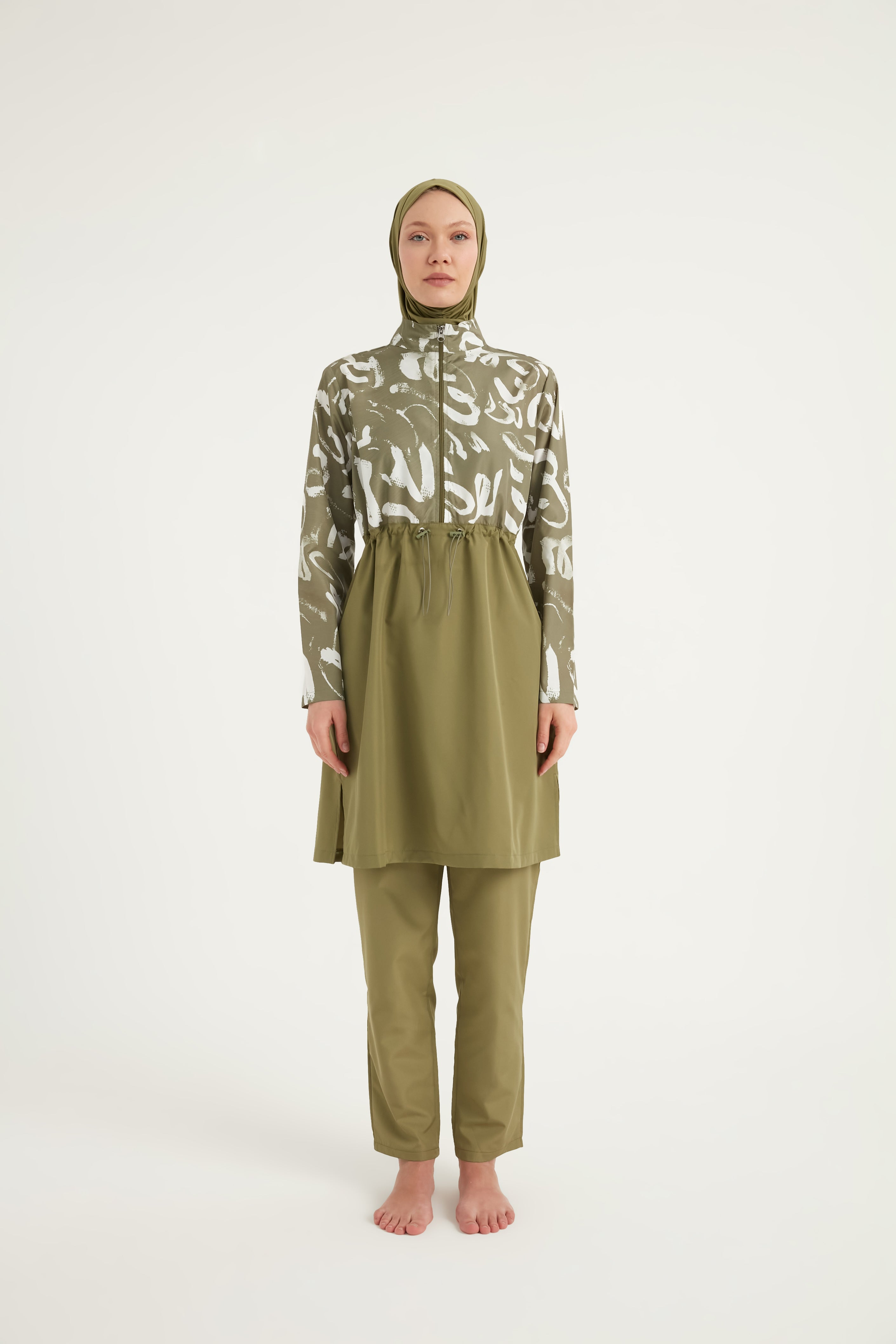 Burkini Modest Swimwear Set olivgrün mit weißer Aufschrift - 4-teiliges muslimisches Badeanzug Set von Riva Mera by Marina