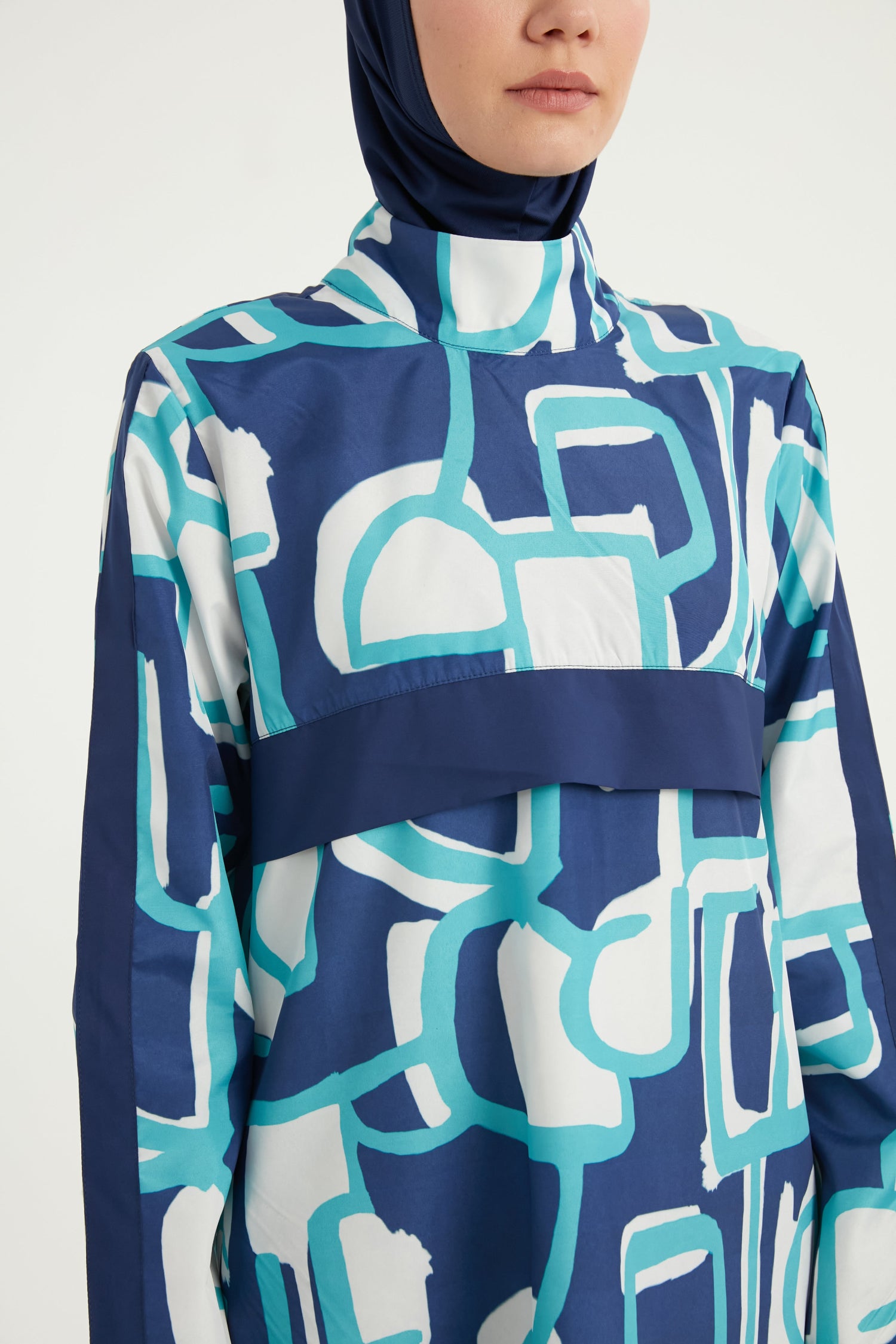  "Burkini Modest Swimwear Set mit blauen Motiven und marineblauer Schwimmhose - 4-teiliges muslimisches Badeanzug Set von Riva Mera by Marina