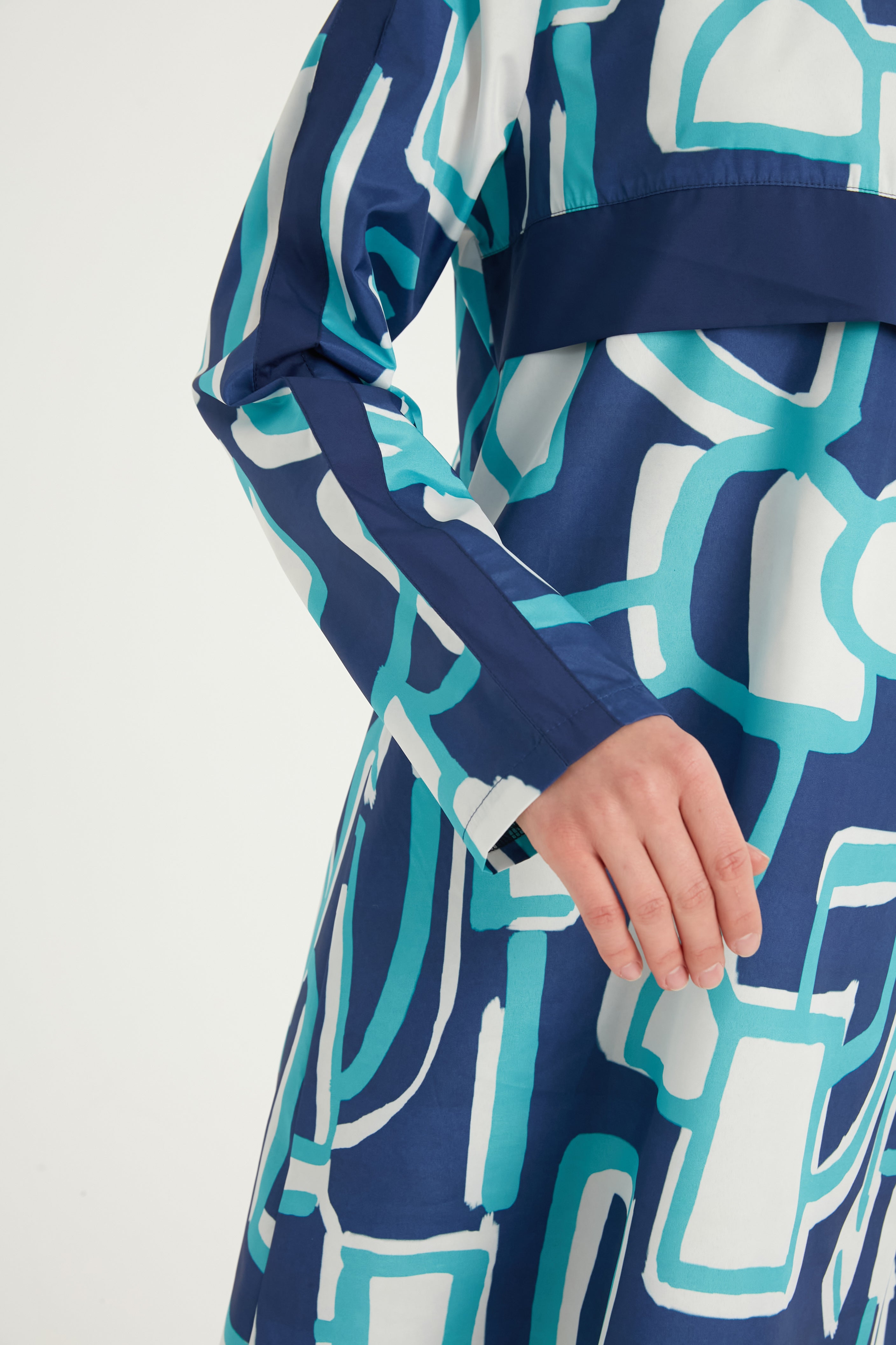  "Burkini Modest Swimwear Set mit blauen Motiven und marineblauer Schwimmhose - 4-teiliges muslimisches Badeanzug Set von Riva Mera by Marina