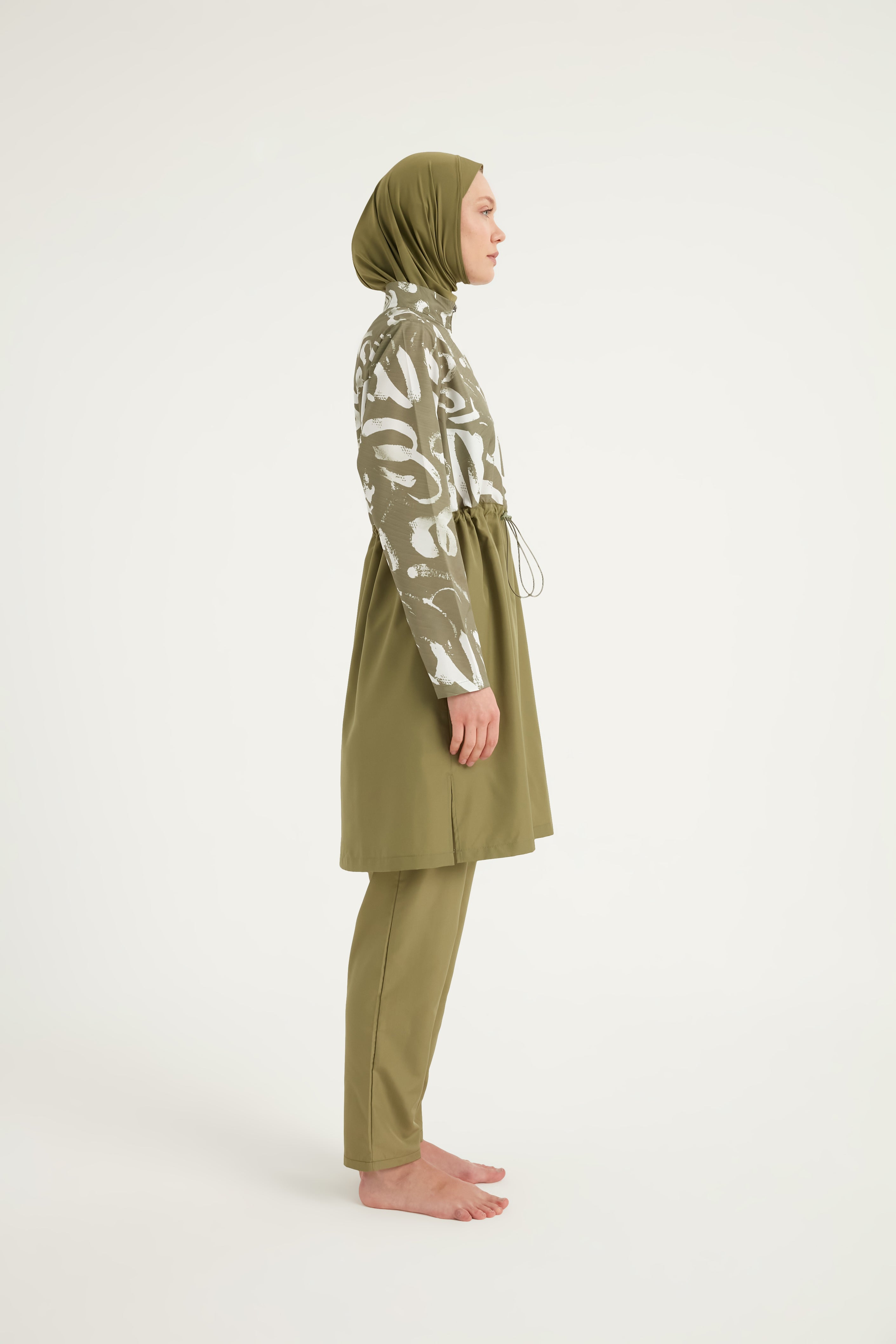 Burkini Modest Swimwear Set olivgrün mit weißer Aufschrift - 4-teiliges muslimisches Badeanzug Set von Riva Mera by Marina
