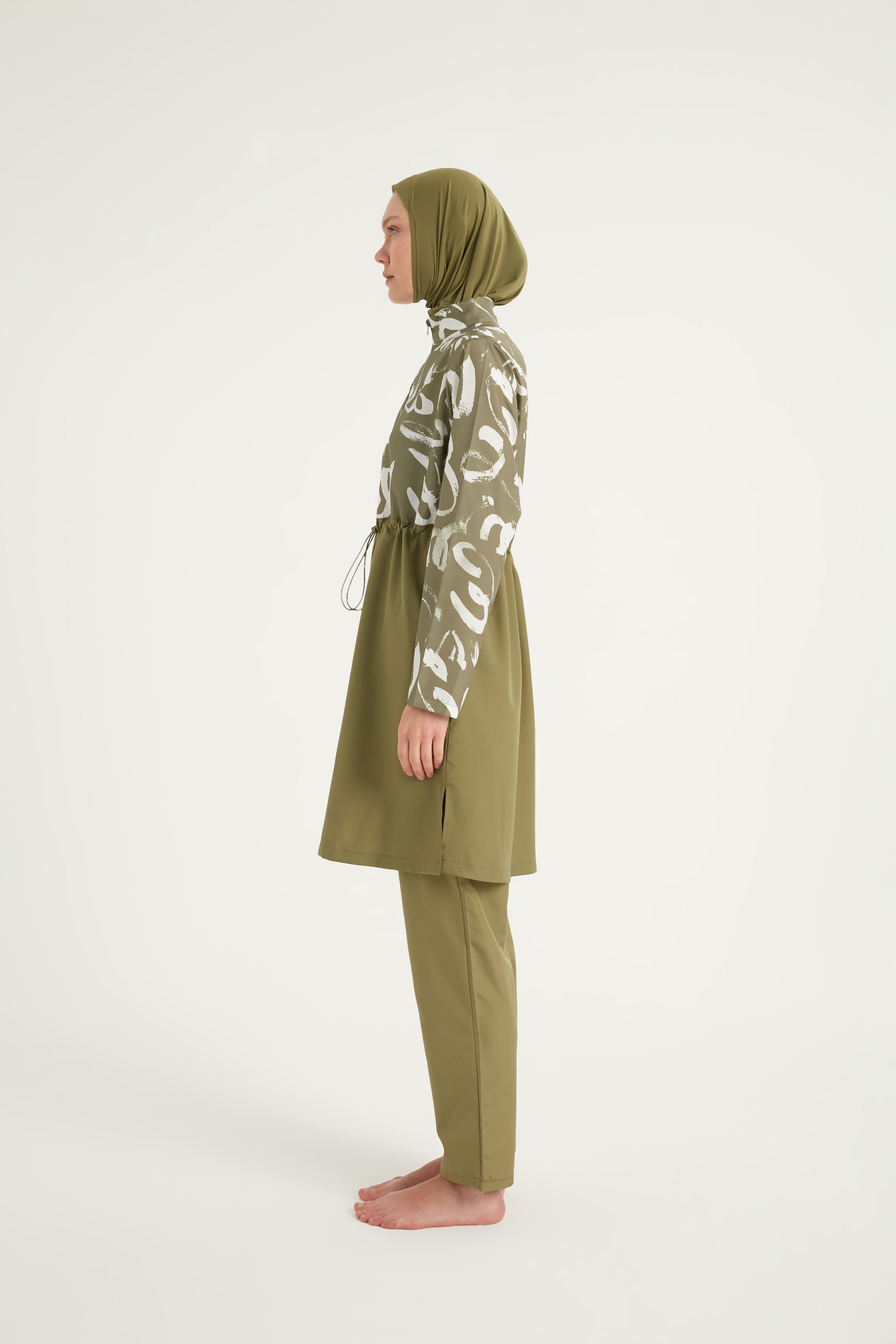Burkini Modest Swimwear Set olivgrün mit weißer Aufschrift - 4-teiliges muslimisches Badeanzug Set von Riva Mera by Marina