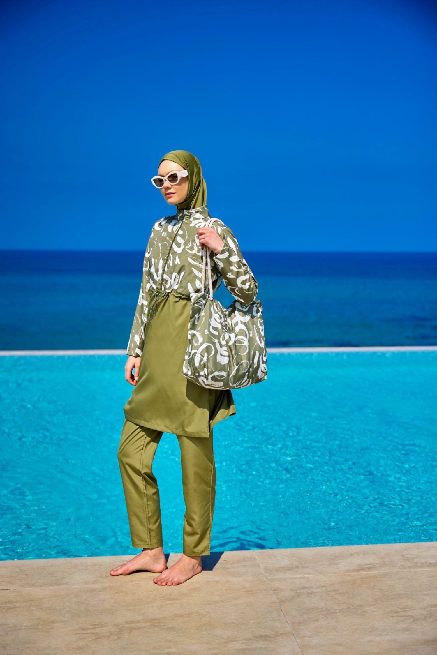 Burkini Modest Swimwear Set olivgrün mit weißer Aufschrift - 4-teiliges muslimisches Badeanzug Set von Riva Mera by Marina