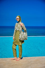 Burkini Modest Swimwear Set olivgrün mit weißer Aufschrift - 4-teiliges muslimisches Badeanzug Set von Riva Mera by Marina