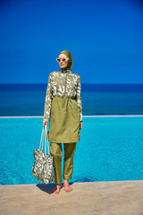 Burkini Modest Swimwear Set olivgrün mit weißer Aufschrift - 4-teiliges muslimisches Badeanzug Set von Riva Mera by Marina
