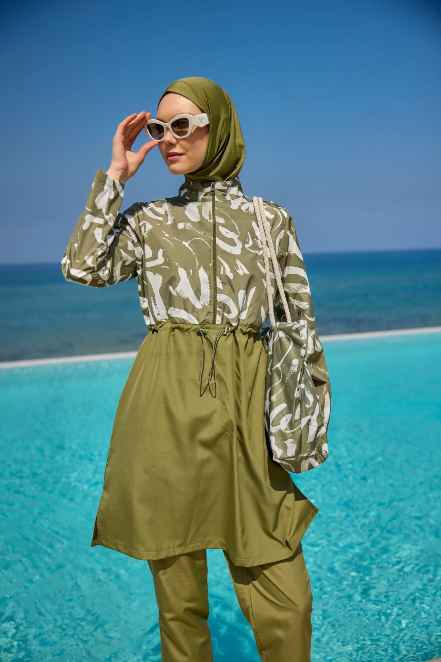 Burkini Modest Swimwear Set olivgrün mit weißer Aufschrift - 4-teiliges muslimisches Badeanzug Set von Riva Mera by Marina