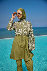 Burkini Modest Swimwear Set olivgrün mit weißer Aufschrift - 4-teiliges muslimisches Badeanzug Set von Riva Mera by Marina