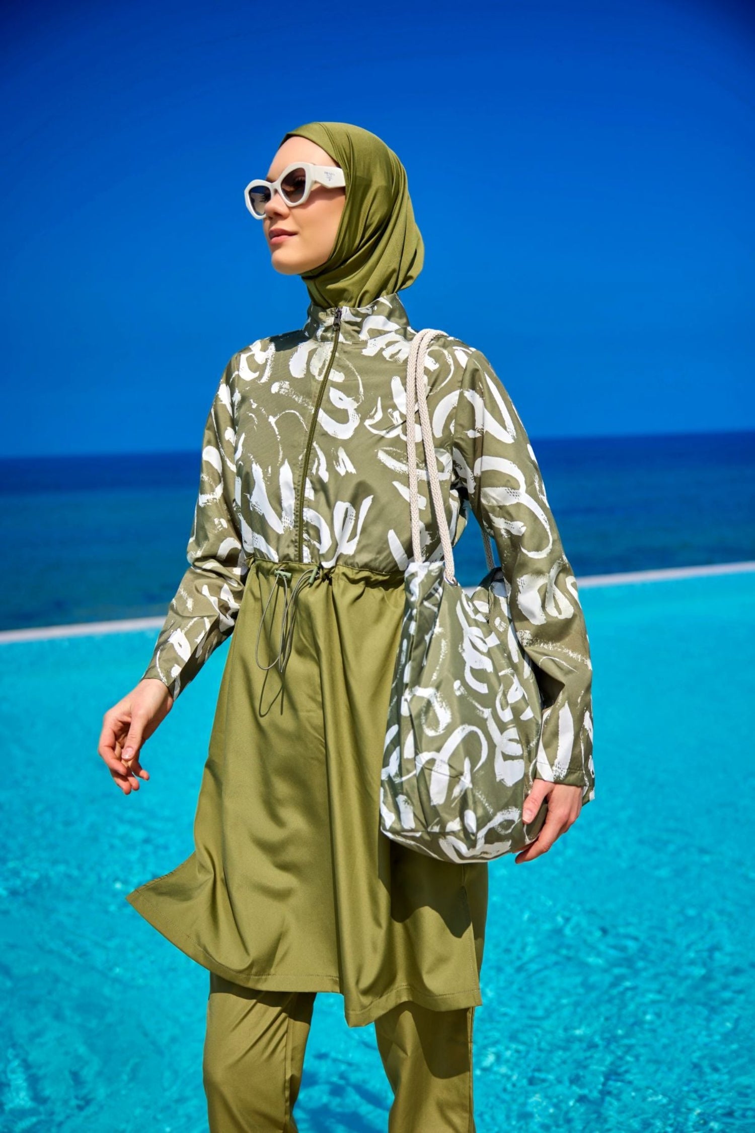 Burkini Modest Swimwear Set olivgrün mit weißer Aufschrift - 4-teiliges muslimisches Badeanzug Set von Riva Mera by Marina