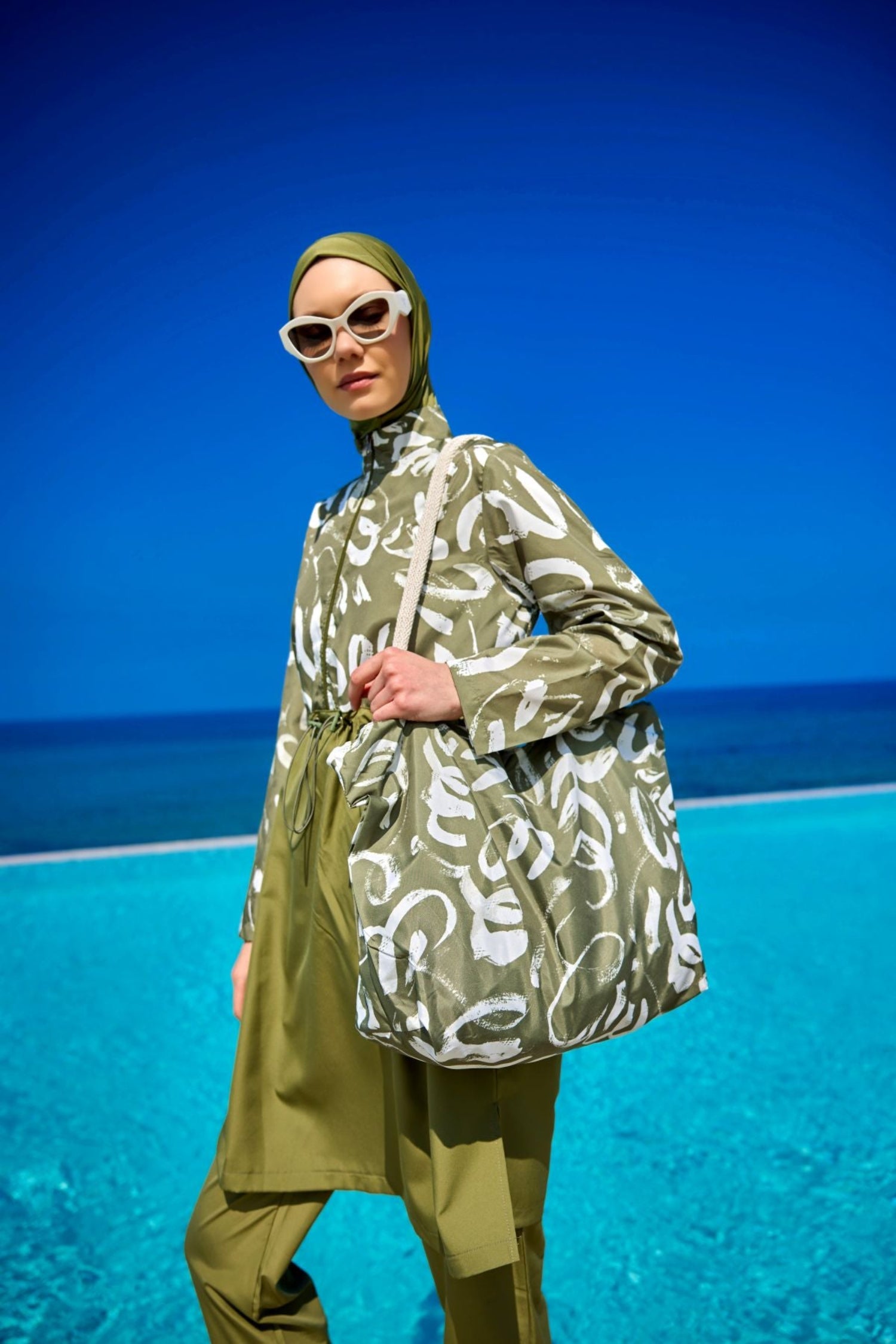 Burkini Modest Swimwear Set olivgrün mit weißer Aufschrift - 4-teiliges muslimisches Badeanzug Set von Riva Mera by Marina