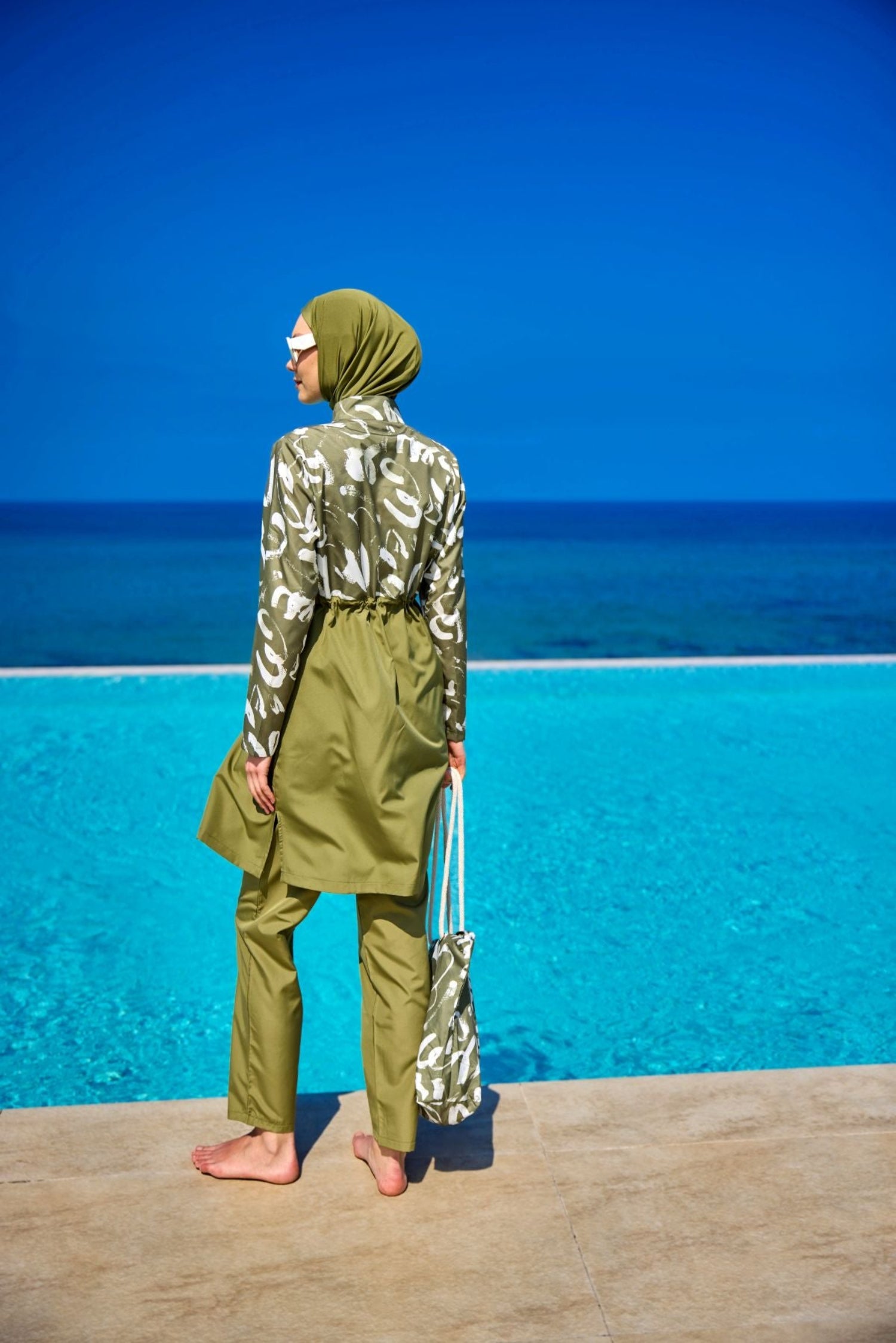Burkini Modest Swimwear Set olivgrün mit weißer Aufschrift - 4-teiliges muslimisches Badeanzug Set von Riva Mera by Marina