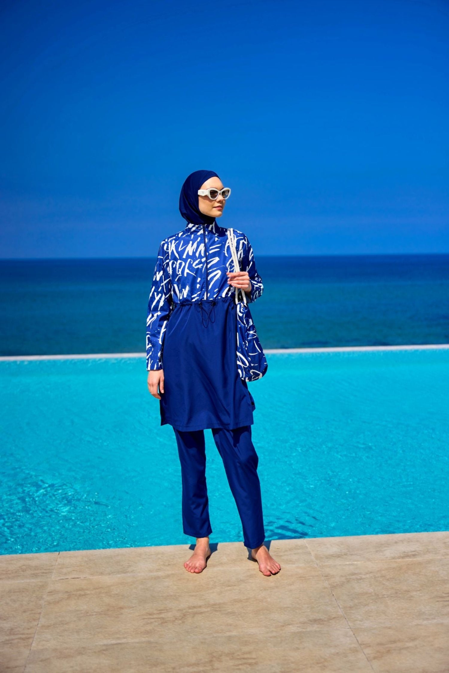 burkini voll bedeckt marinablau weiß