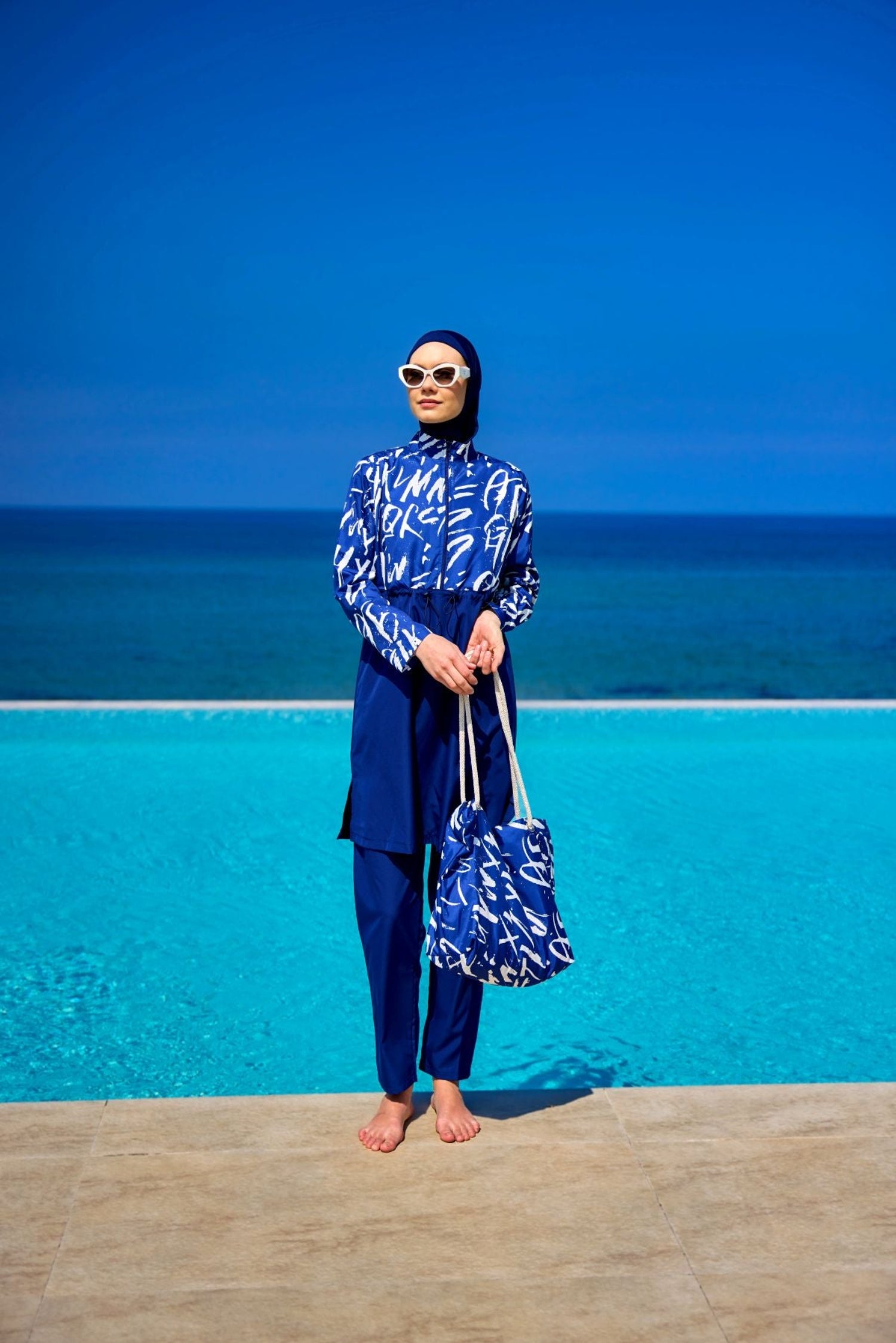 burkini voll bedeckt marinablau weiß