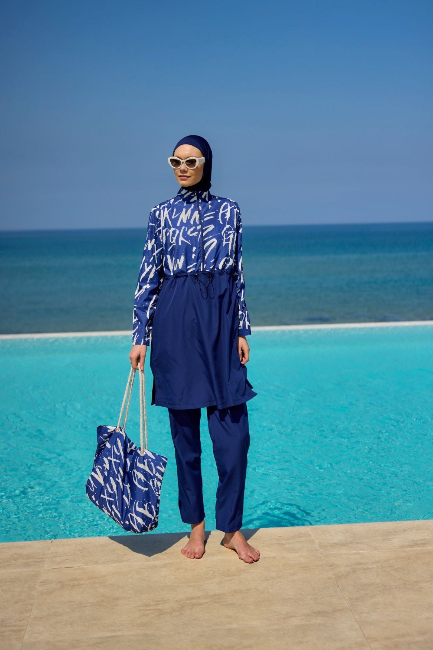 burkini voll bedeckt marinablau weiß