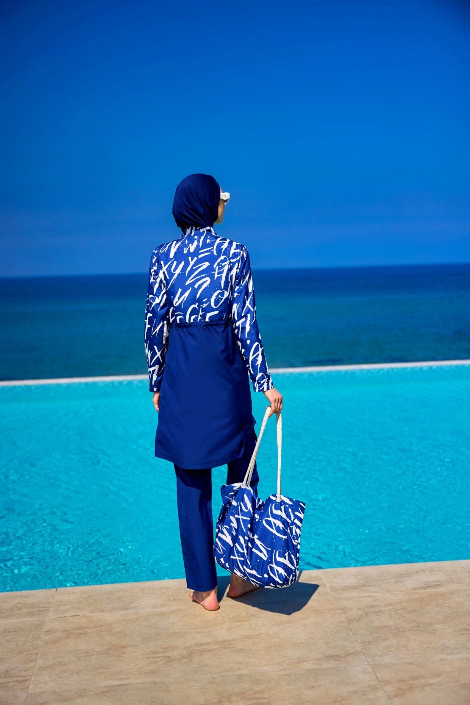burkini voll bedeckt marinablau weiß