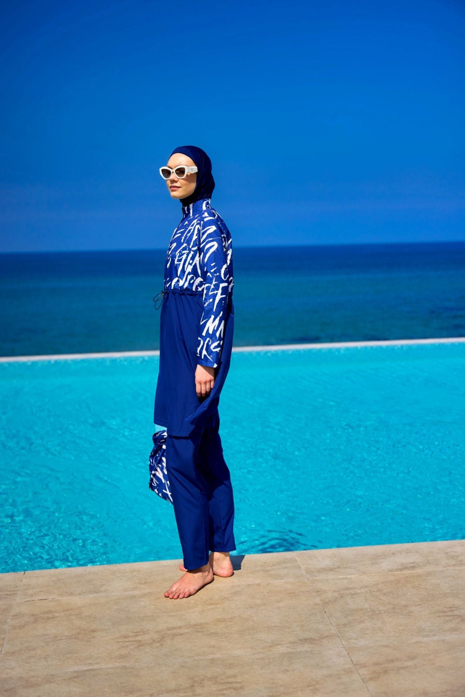 burkini voll bedeckt marinablau weiß