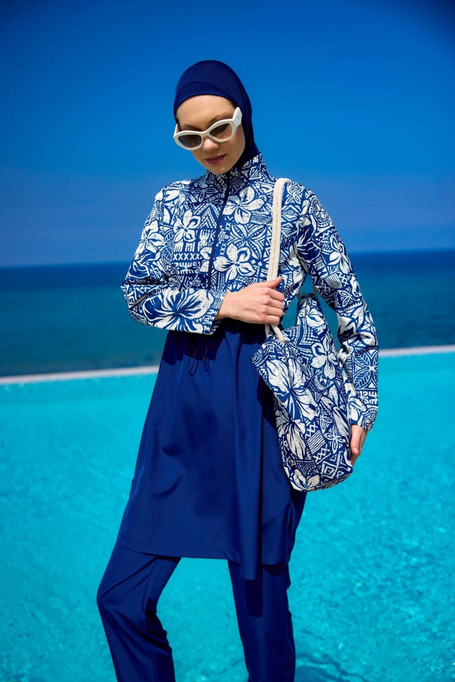 Burkini Modest Swimwear Set blau mit weißen Motiven - 4-teiliges muslimisches Badeanzug Set von Riva Mera by Marina