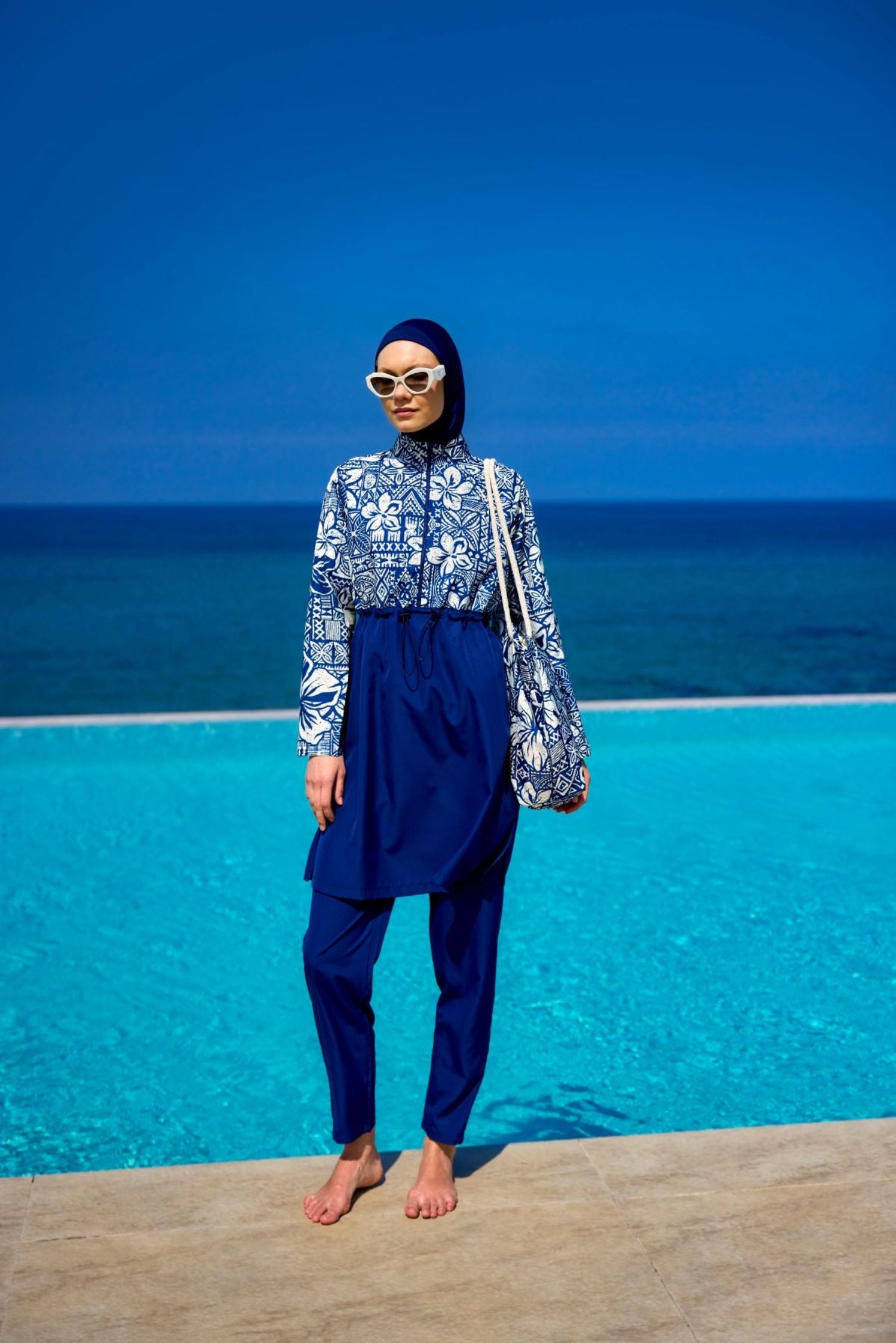 Burkini Modest Swimwear Set blau mit weißen Motiven - 4-teiliges muslimisches Badeanzug Set von Riva Mera by Marina