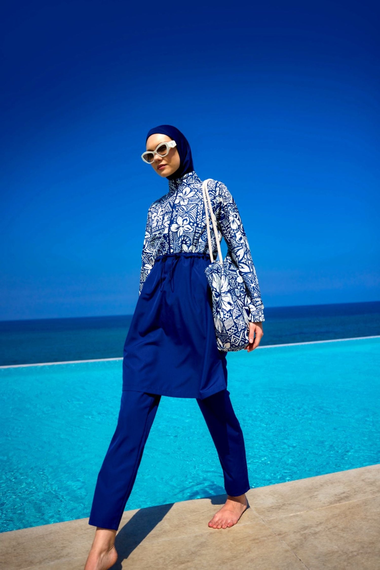 Burkini Modest Swimwear Set blau mit weißen Motiven - 4-teiliges muslimisches Badeanzug Set von Riva Mera by Marina