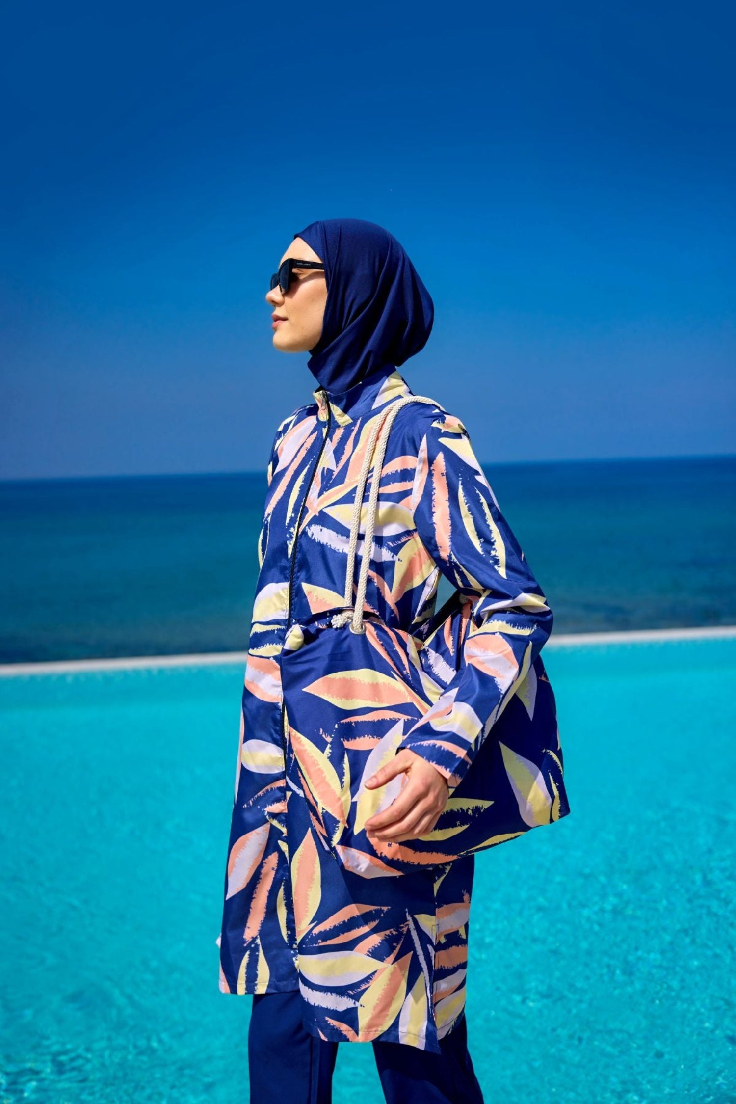 Burkini Modest Swimwear Set marineblau mit Blattmotiv - 4-teiliges muslimisches Badeanzug Set von Riva Mera by Marina