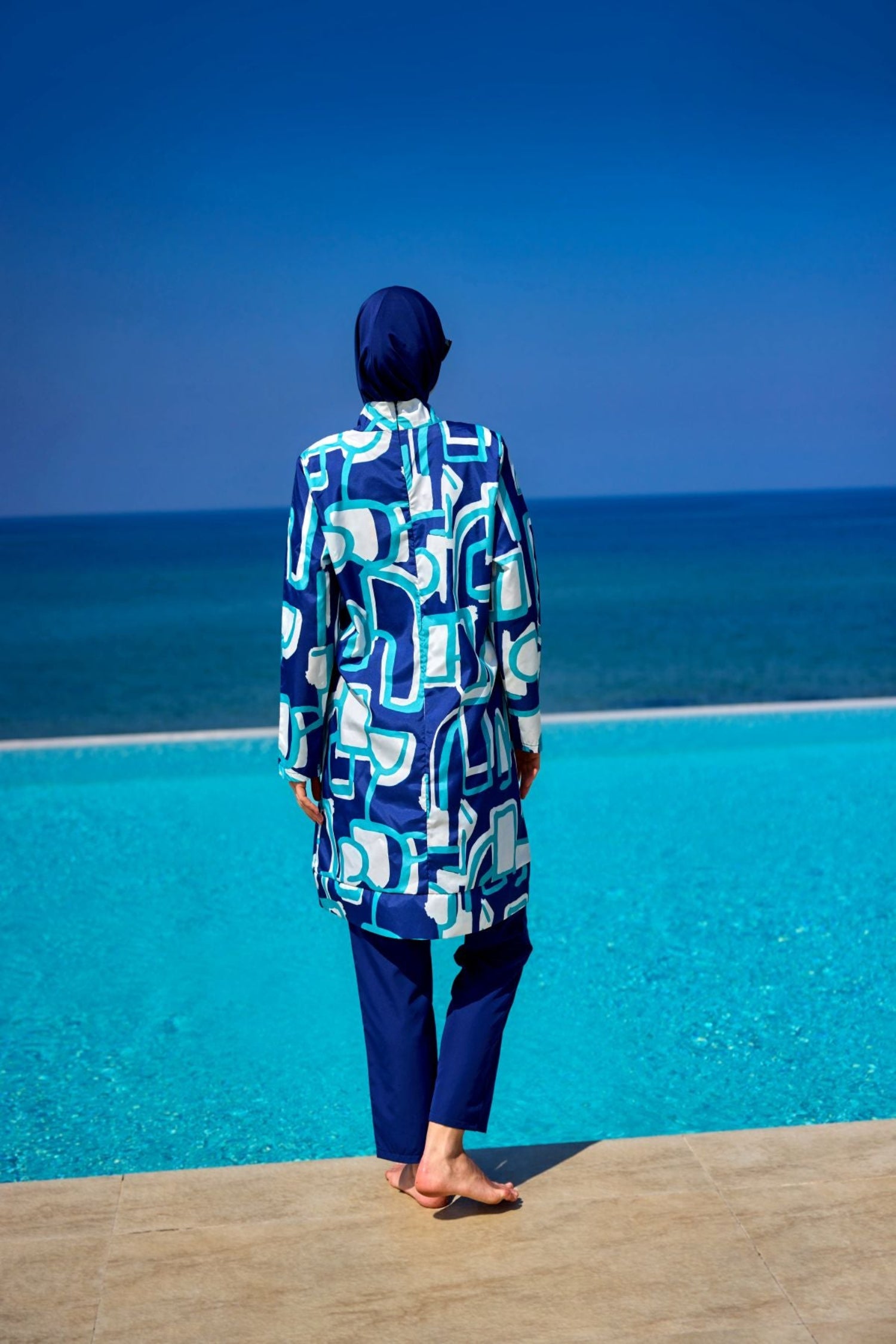  "Burkini Modest Swimwear Set mit blauen Motiven und marineblauer Schwimmhose - 4-teiliges muslimisches Badeanzug Set von Riva Mera by Marina