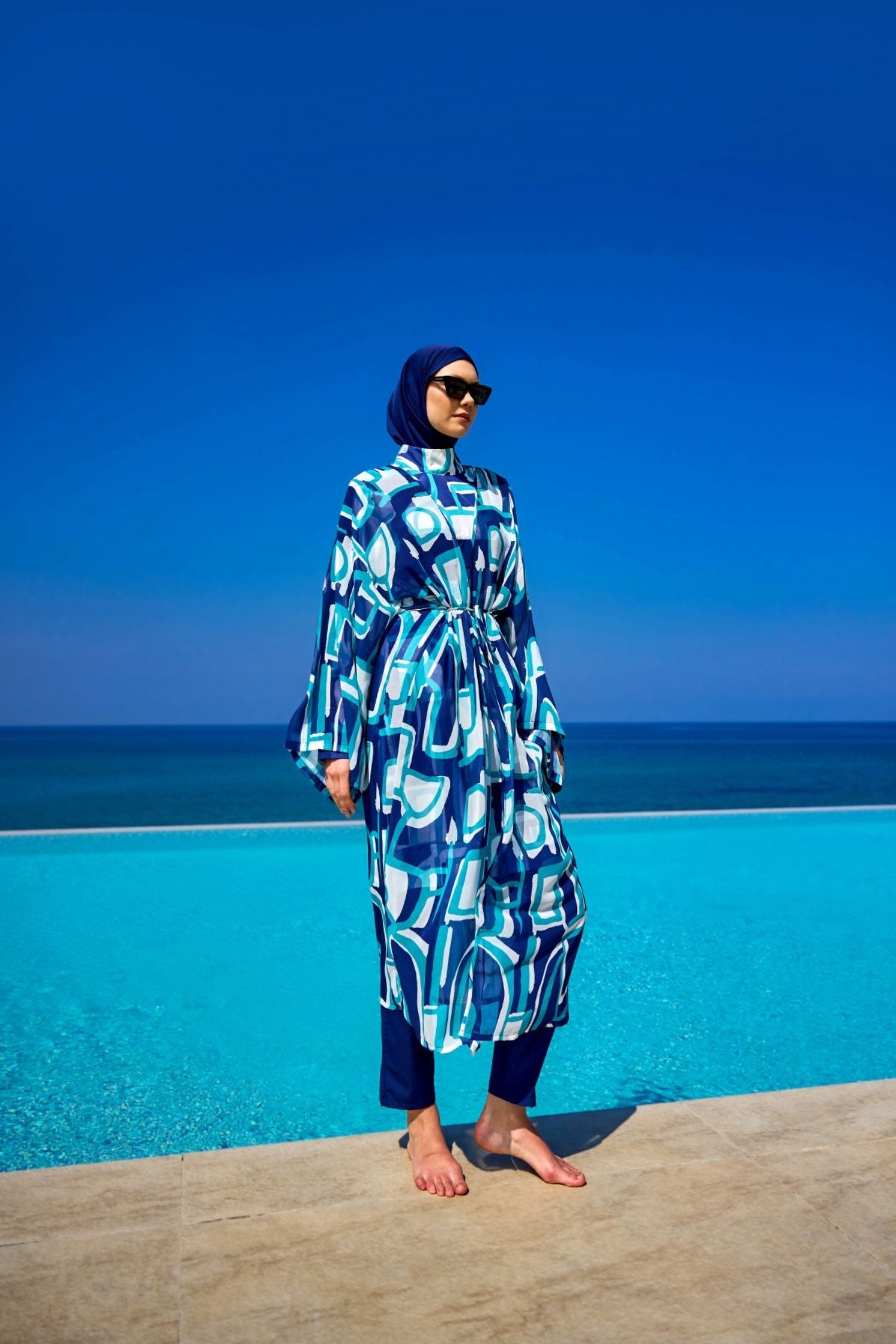  "Burkini Modest Swimwear Set mit blauen Motiven und marineblauer Schwimmhose - 4-teiliges muslimisches Badeanzug Set von Riva Mera by Marina