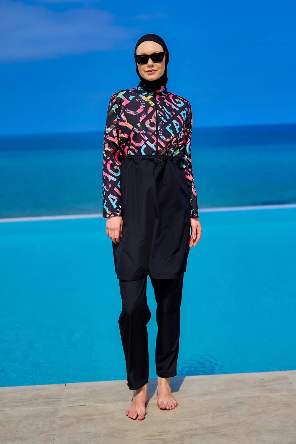 Burkini Modest Swimwear Set schwarz mit bunter Aufschrift - 4-teiliges muslimisches Badeanzug Set von Riva Mera by Marina
