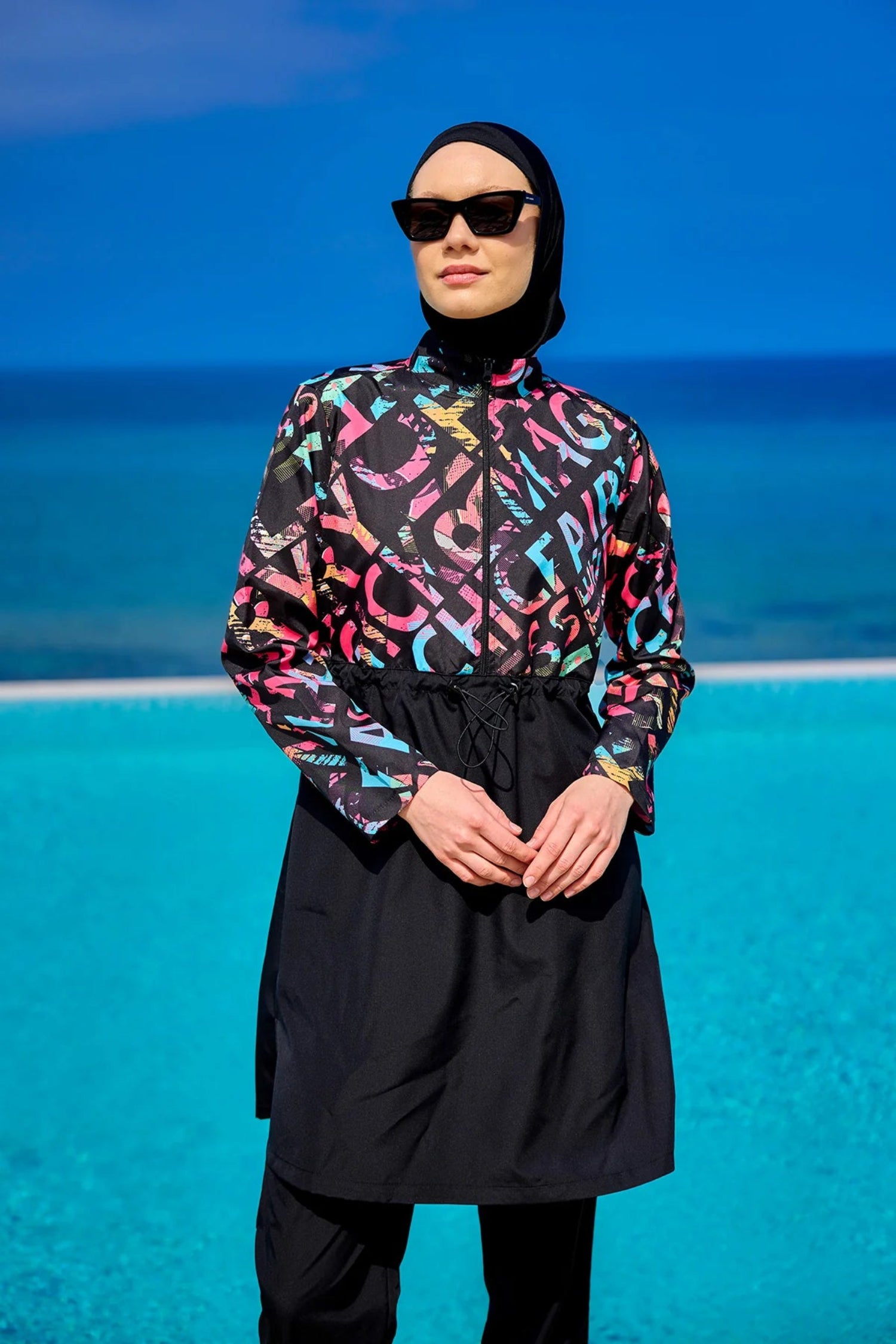 Burkini Modest Swimwear Set schwarz mit bunter Aufschrift - 4-teiliges muslimisches Badeanzug Set von Riva Mera by Marina