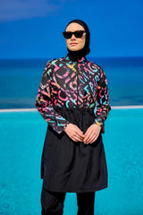 Burkini Modest Swimwear Set schwarz mit bunter Aufschrift - 4-teiliges muslimisches Badeanzug Set von Riva Mera by Marina