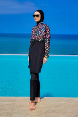Burkini Modest Swimwear Set schwarz mit bunter Aufschrift - 4-teiliges muslimisches Badeanzug Set von Riva Mera by Marina