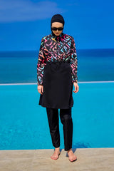 Burkini Modest Swimwear Set schwarz mit bunter Aufschrift - 4-teiliges muslimisches Badeanzug Set von Riva Mera by Marina