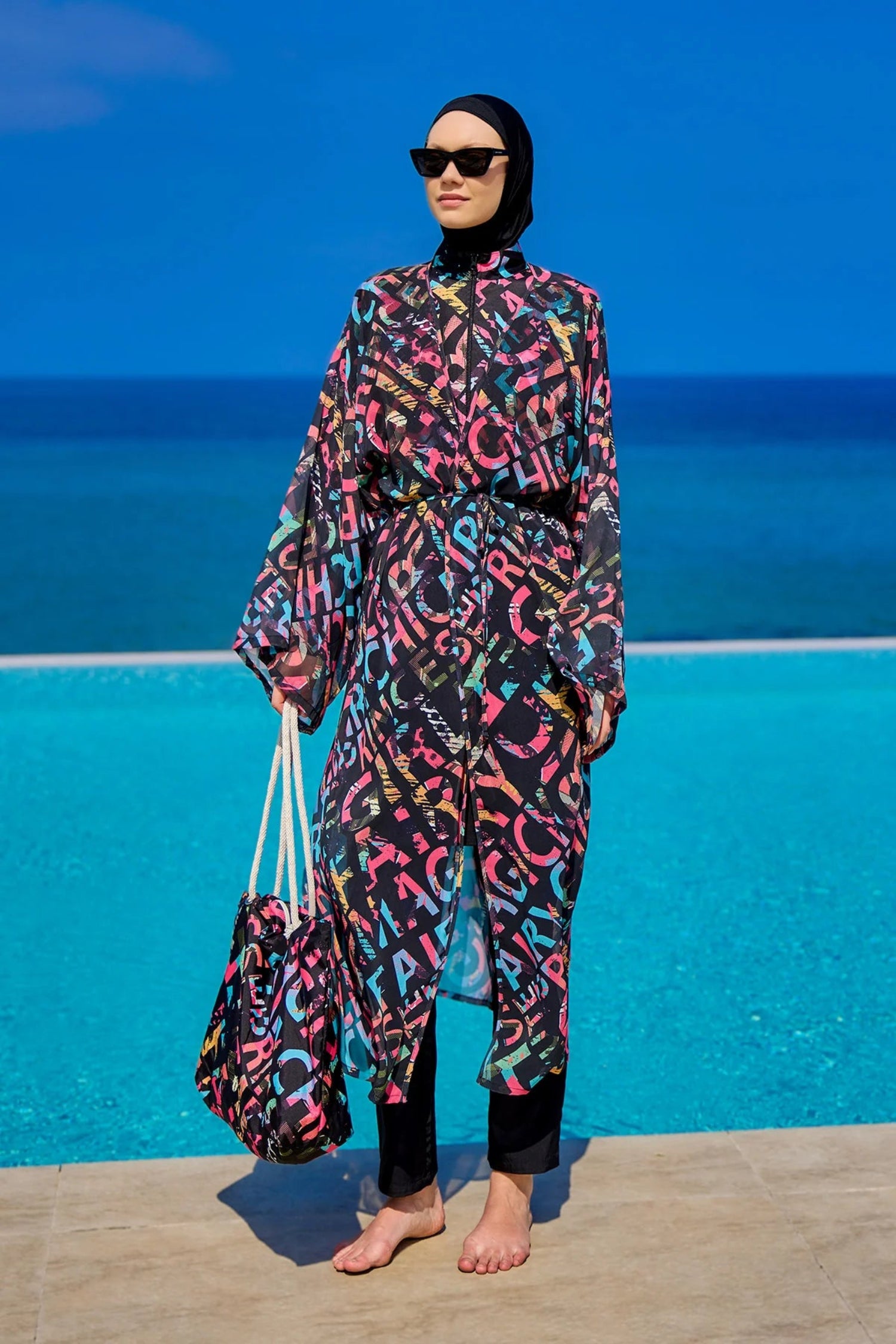 Burkini Modest Swimwear Set schwarz mit bunter Aufschrift - 4-teiliges muslimisches Badeanzug Set von Riva Mera by Marina