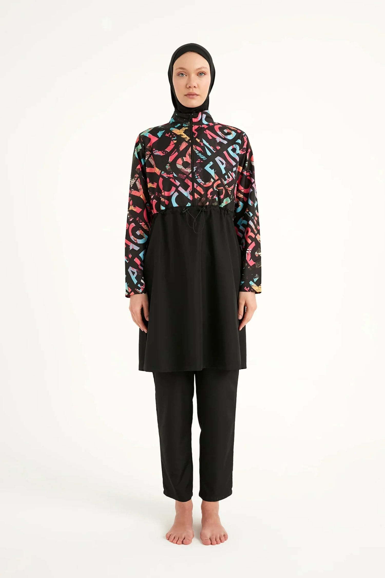 Burkini Modest Swimwear Set schwarz mit bunter Aufschrift - 4-teiliges muslimisches Badeanzug Set von Riva Mera by Marina