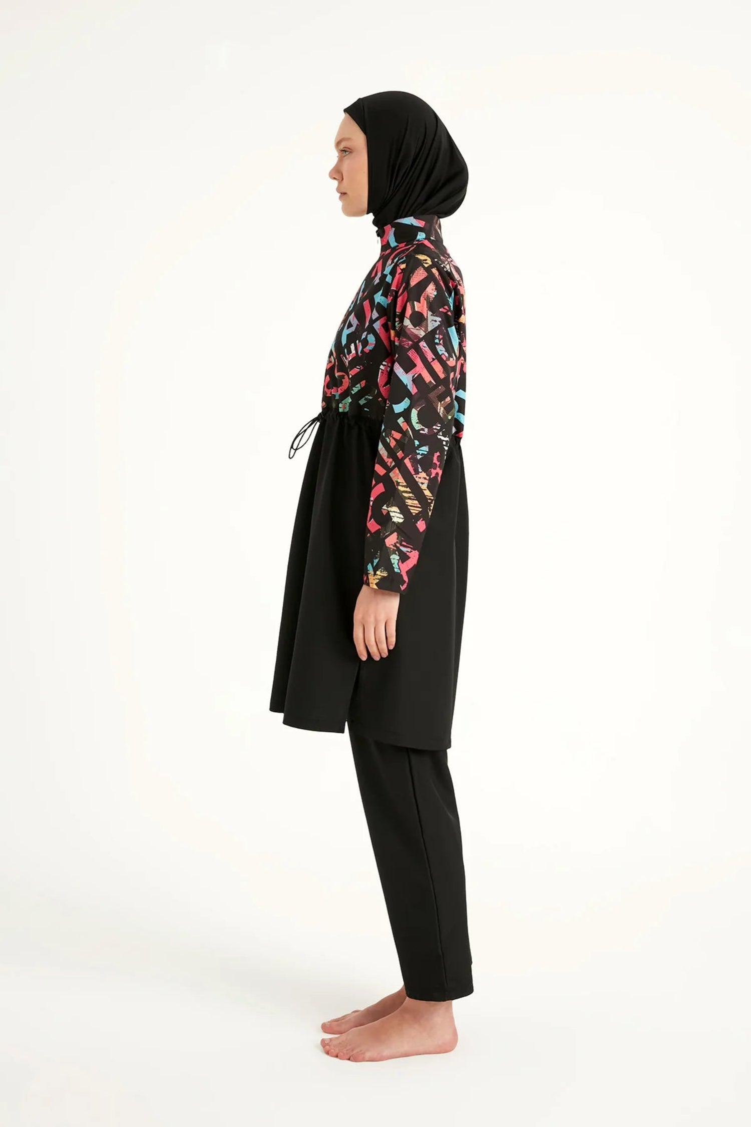 Burkini Modest Swimwear Set schwarz mit bunter Aufschrift - 4-teiliges muslimisches Badeanzug Set von Riva Mera by Marina