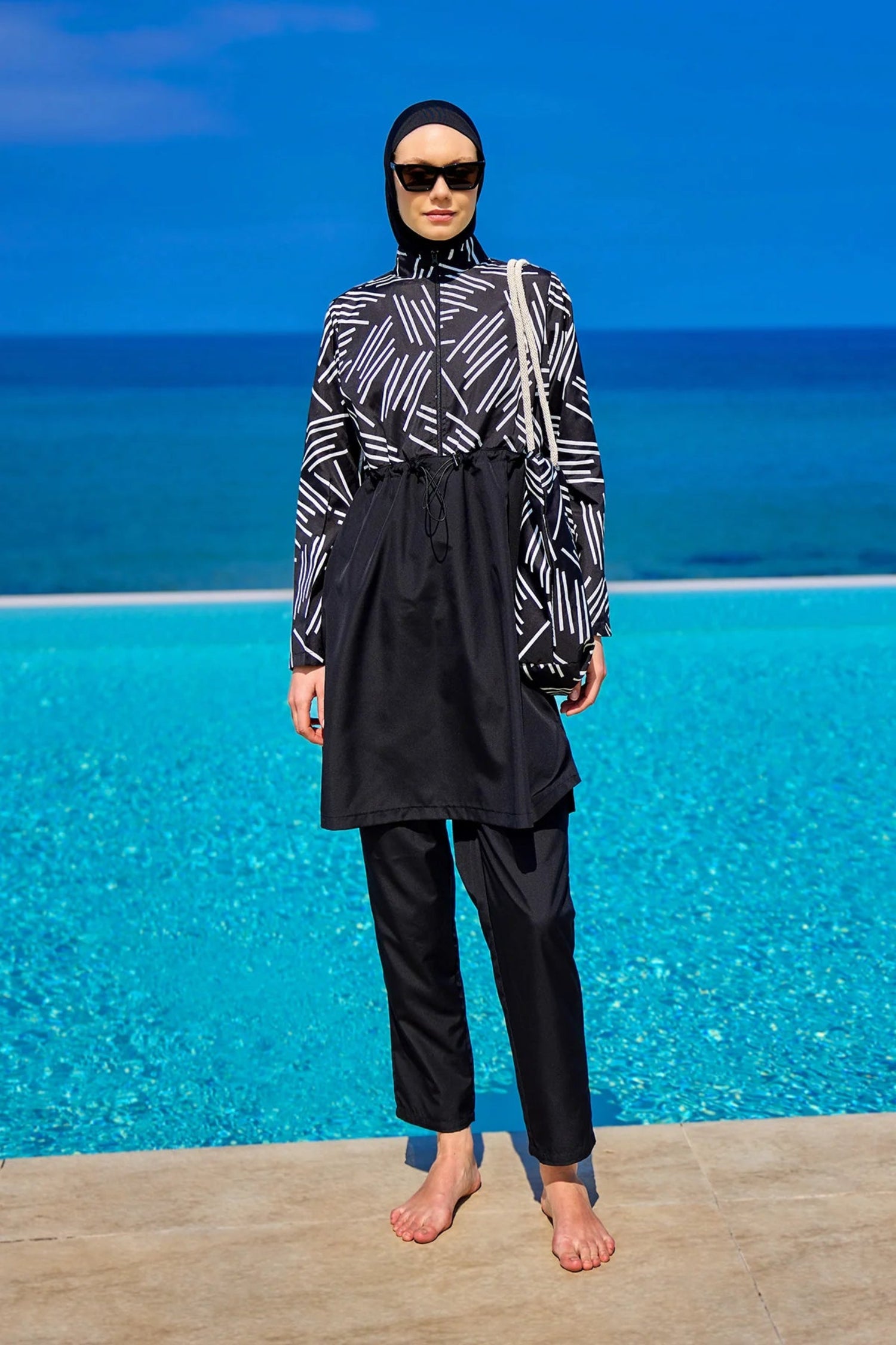 Burkini Modest Swimwear Set schwarz mit weißen Streifen - 4-teiliges muslimisches Badeanzug Set von Riva Mera by Marina