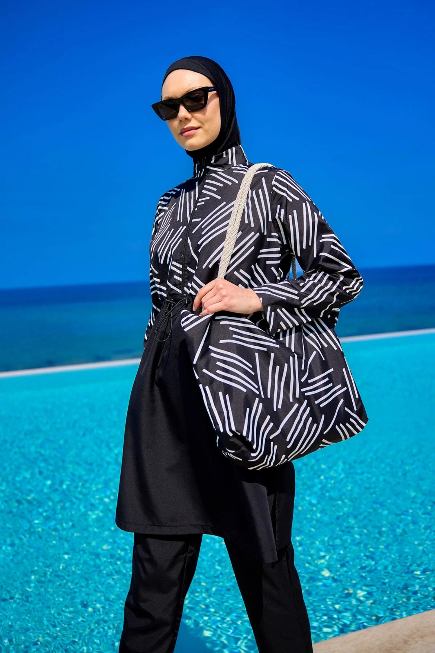 Burkini Modest Swimwear Set schwarz mit weißen Streifen - 4-teiliges muslimisches Badeanzug Set von Riva Mera by Marina